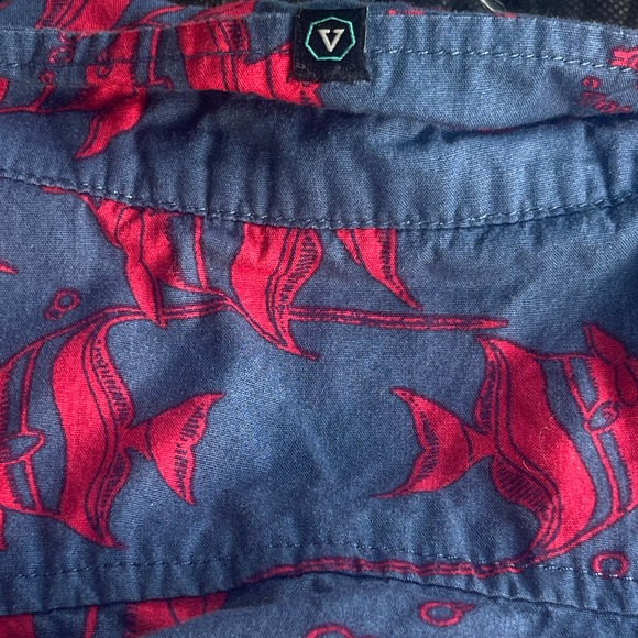 Vissla Shirt Mens Medium Blue Red Button Up Fish Print Short Sleeve Surf - Picture 4 of 14